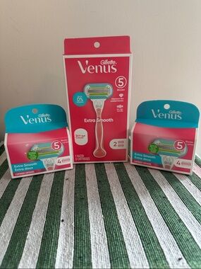 VENUS Extra Smooth Razor Blades - Pink and Teal Packaging